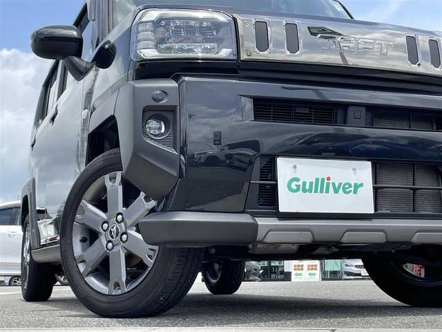 ダイハツ タフト G ダーククロムベンチャー 佐賀県 2022(令4)年 2.9万km ブラックマイカメタリック ガラスルーフ/スマートアシスト/先行車発進お知らせ機能/衝突防止警報機能/車線逸脱警報機能/標識認識機能/ふらつき警報機能/車線逸脱抑制機能/レーンキープコントロール/社外SDナビ/ワンセグTV　CD　SD　BT/バックカメラ/ETC/電子パーキング/D席＋N席シートヒーター/ステアリングリモコン/純正15インチアルミホイール/スタッドレスタイヤ×４本積載/ドアバイザ―/プッシュスタート/スペアキー