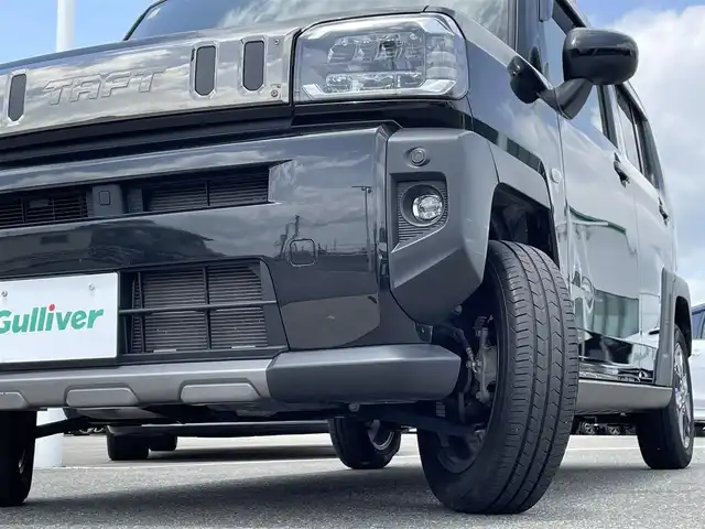 ダイハツ タフト G ダーククロムベンチャー 佐賀県 2022(令4)年 2.9万km ブラックマイカメタリック ガラスルーフ/スマートアシスト/先行車発進お知らせ機能/衝突防止警報機能/車線逸脱警報機能/標識認識機能/ふらつき警報機能/車線逸脱抑制機能/レーンキープコントロール/社外SDナビ/ワンセグTV　CD　SD　BT/バックカメラ/ETC/電子パーキング/D席＋N席シートヒーター/ステアリングリモコン/純正15インチアルミホイール/スタッドレスタイヤ×４本積載/ドアバイザ―/プッシュスタート/スペアキー