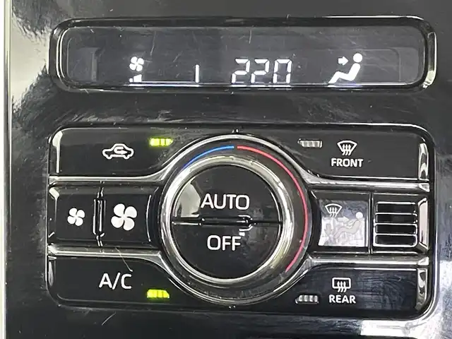 トヨタ ルーミー カスタムG 千葉県 2022(令4)年 3.1万km ブライトシルバーM 禁煙車/スマートアシスト/・衝突軽減/・先行車発進/・車線逸脱/・標識認識/・コーナーセンサー/・横滑り防止装置/両側電動ドア　両側パワースライドドア/純正9インチディスプレイオーディオ/・Bluetooth/AppleCarPlay/AndroidAuto/フルセグTV/USB入力/アラウンドビューモニター　全方位カメラ/レーダークルーズコントロール/LEDヘッドライト/フォグランプ/オートライト/オートハイビーム/スマートキー/プッシュスタートボタン/オートエアコン/ビルトインETC/純正フロアマット/純正14インチアルミホイール/電動格納ミラー/ステアリングリモコン　ステアリングスイッチ/電動パーキングブレーキ/オートブレーキホールド/取説