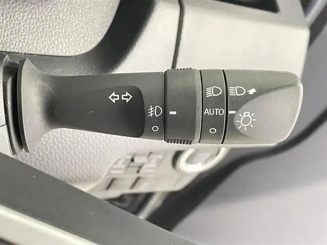 トヨタ ルーミー カスタムG 千葉県 2022(令4)年 3.1万km ブライトシルバーM 禁煙車/スマートアシスト/・衝突軽減/・先行車発進/・車線逸脱/・標識認識/・コーナーセンサー/・横滑り防止装置/両側電動ドア　両側パワースライドドア/純正9インチディスプレイオーディオ/・Bluetooth/AppleCarPlay/AndroidAuto/フルセグTV/USB入力/アラウンドビューモニター　全方位カメラ/レーダークルーズコントロール/LEDヘッドライト/フォグランプ/オートライト/オートハイビーム/スマートキー/プッシュスタートボタン/オートエアコン/ビルトインETC/純正フロアマット/純正14インチアルミホイール/電動格納ミラー/ステアリングリモコン　ステアリングスイッチ/電動パーキングブレーキ/オートブレーキホールド/取説