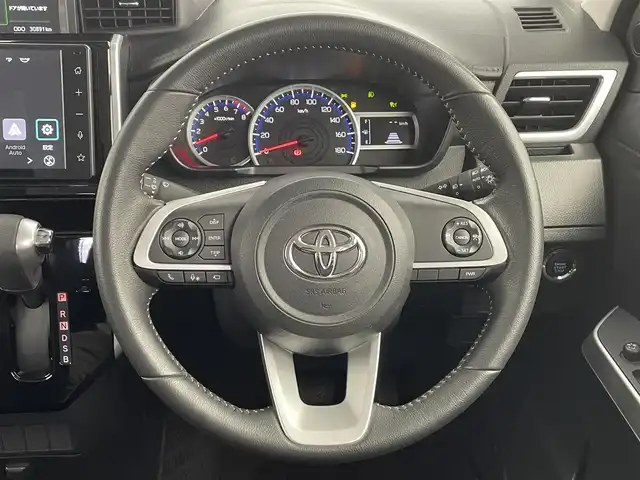 トヨタ ルーミー カスタムG 千葉県 2022(令4)年 3.1万km ブライトシルバーM 禁煙車/スマートアシスト/・衝突軽減/・先行車発進/・車線逸脱/・標識認識/・コーナーセンサー/・横滑り防止装置/両側電動ドア　両側パワースライドドア/純正9インチディスプレイオーディオ/・Bluetooth/AppleCarPlay/AndroidAuto/フルセグTV/USB入力/アラウンドビューモニター　全方位カメラ/レーダークルーズコントロール/LEDヘッドライト/フォグランプ/オートライト/オートハイビーム/スマートキー/プッシュスタートボタン/オートエアコン/ビルトインETC/純正フロアマット/純正14インチアルミホイール/電動格納ミラー/ステアリングリモコン　ステアリングスイッチ/電動パーキングブレーキ/オートブレーキホールド/取説