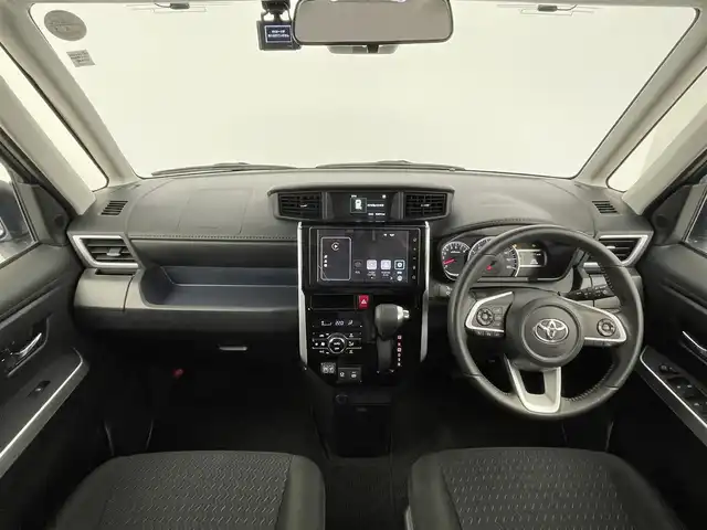 トヨタ ルーミー カスタムG 千葉県 2022(令4)年 3.1万km ブライトシルバーM 禁煙車/スマートアシスト/・衝突軽減/・先行車発進/・車線逸脱/・標識認識/・コーナーセンサー/・横滑り防止装置/両側電動ドア　両側パワースライドドア/純正9インチディスプレイオーディオ/・Bluetooth/AppleCarPlay/AndroidAuto/フルセグTV/USB入力/アラウンドビューモニター　全方位カメラ/レーダークルーズコントロール/LEDヘッドライト/フォグランプ/オートライト/オートハイビーム/スマートキー/プッシュスタートボタン/オートエアコン/ビルトインETC/純正フロアマット/純正14インチアルミホイール/電動格納ミラー/ステアリングリモコン　ステアリングスイッチ/電動パーキングブレーキ/オートブレーキホールド/取説
