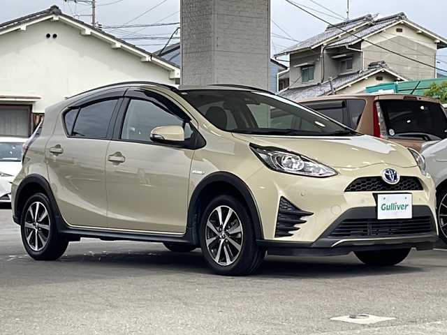 トヨタ アクア クロスオーバー 愛媛県 2018(平30)年 2.9万km ベージュ 純正ナビ(ワンセグTV/AM/FM/CD/BT)/ビルトインETC/純正ドライブレコーダー/シートヒーター(D/N席)/バックカメラ/衝突被害軽減ブレーキ/レーンアシスト/ハーフレザーシート/プッシュスタート/純正15インチアルミホイール/純正フロアマット/スペアキー/ドアバイザー/保証書/取扱説明書