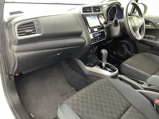 ホンダ フィット 13G Lパッケージ 福島県 2014(平26)年 10.9万km プレミアムホワイトパール 社外ナビゲーション　/【ＣＤ/ＤＶＤ/フルセグＴＶ/FＭ/ＡＭ/Ｂｌｕｅｔｏｏｔｈ】/バックカメラ　/スマートキー　/・プッシュスタート　/オートライト　/純正フロアマット　/横滑り防止装置　/ドアバイザー/取扱説明書　/冬タイヤ積み込み