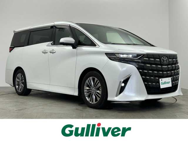 トヨタ アルファード Z 愛知県 2023(令5)年 2.2万km プラチナホワイトパールマイカ Toyota Safety Sense/　・プリクラッシュセーフティ/　・レーントレーシングアシスト/　・レーンディパーチャーアラート/　・レーダークルーズコントロール/　・アダプティブハイビームシステム/　・ロードサインアシスト/　・ドライバー異常時対応システム/　・プロアクティブドライビングアシスト/　・発進遅れ告知機能/　・緊急時操舵支援/　・フロントクロストラフィックアラート/　・レーンチェンジアシスト/後席フリップダウン/ユニバーサルステップ/純正ナビ/　（Bluetooth/HDMI/Apple CapPlay/フルセグTV/）/全方位カメラ/合皮シート/本革木目調ステアリング/置くだけ充電/テレビキャンセラー/純正18インチAW/サンシェード/Pシート/シートH/シートC/ステアリングH/電動リアゲード/ETC2.0/純正18インチAW/3眼LEDヘッドランプ/メモリシート/LEDフォグランプ