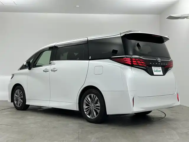トヨタ アルファード Z 愛知県 2023(令5)年 2.2万km プラチナホワイトパールマイカ Toyota Safety Sense/　・プリクラッシュセーフティ/　・レーントレーシングアシスト/　・レーンディパーチャーアラート/　・レーダークルーズコントロール/　・アダプティブハイビームシステム/　・ロードサインアシスト/　・ドライバー異常時対応システム/　・プロアクティブドライビングアシスト/　・発進遅れ告知機能/　・緊急時操舵支援/　・フロントクロストラフィックアラート/　・レーンチェンジアシスト/後席フリップダウン/ユニバーサルステップ/純正ナビ/　（Bluetooth/HDMI/Apple CapPlay/フルセグTV/）/全方位カメラ/合皮シート/本革木目調ステアリング/置くだけ充電/テレビキャンセラー/純正18インチAW/サンシェード/Pシート/シートH/シートC/ステアリングH/電動リアゲード/ETC2.0/純正18インチAW/3眼LEDヘッドランプ/メモリシート/LEDフォグランプ