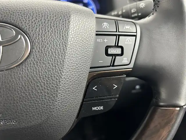 トヨタ アルファード Z 愛知県 2023(令5)年 2.2万km プラチナホワイトパールマイカ Toyota Safety Sense/　・プリクラッシュセーフティ/　・レーントレーシングアシスト/　・レーンディパーチャーアラート/　・レーダークルーズコントロール/　・アダプティブハイビームシステム/　・ロードサインアシスト/　・ドライバー異常時対応システム/　・プロアクティブドライビングアシスト/　・発進遅れ告知機能/　・緊急時操舵支援/　・フロントクロストラフィックアラート/　・レーンチェンジアシスト/後席フリップダウン/ユニバーサルステップ/純正ナビ/　（Bluetooth/HDMI/Apple CapPlay/フルセグTV/）/全方位カメラ/合皮シート/本革木目調ステアリング/置くだけ充電/テレビキャンセラー/純正18インチAW/サンシェード/Pシート/シートH/シートC/ステアリングH/電動リアゲード/ETC2.0/純正18インチAW/3眼LEDヘッドランプ/メモリシート/LEDフォグランプ