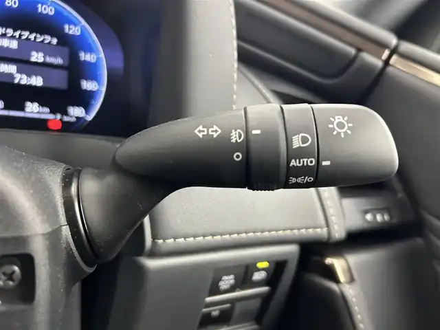 トヨタ アルファード Z 愛知県 2023(令5)年 2.2万km プラチナホワイトパールマイカ Toyota Safety Sense/　・プリクラッシュセーフティ/　・レーントレーシングアシスト/　・レーンディパーチャーアラート/　・レーダークルーズコントロール/　・アダプティブハイビームシステム/　・ロードサインアシスト/　・ドライバー異常時対応システム/　・プロアクティブドライビングアシスト/　・発進遅れ告知機能/　・緊急時操舵支援/　・フロントクロストラフィックアラート/　・レーンチェンジアシスト/後席フリップダウン/ユニバーサルステップ/純正ナビ/　（Bluetooth/HDMI/Apple CapPlay/フルセグTV/）/全方位カメラ/合皮シート/本革木目調ステアリング/置くだけ充電/テレビキャンセラー/純正18インチAW/サンシェード/Pシート/シートH/シートC/ステアリングH/電動リアゲード/ETC2.0/純正18インチAW/3眼LEDヘッドランプ/メモリシート/LEDフォグランプ