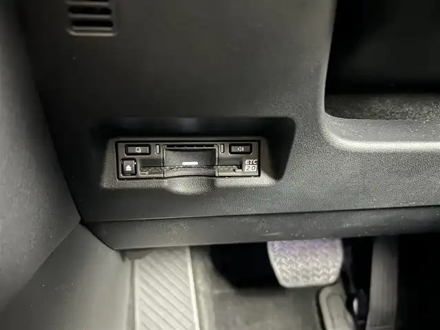 トヨタ アルファード Z 愛知県 2023(令5)年 2.2万km プラチナホワイトパールマイカ Toyota Safety Sense/　・プリクラッシュセーフティ/　・レーントレーシングアシスト/　・レーンディパーチャーアラート/　・レーダークルーズコントロール/　・アダプティブハイビームシステム/　・ロードサインアシスト/　・ドライバー異常時対応システム/　・プロアクティブドライビングアシスト/　・発進遅れ告知機能/　・緊急時操舵支援/　・フロントクロストラフィックアラート/　・レーンチェンジアシスト/後席フリップダウン/ユニバーサルステップ/純正ナビ/　（Bluetooth/HDMI/Apple CapPlay/フルセグTV/）/全方位カメラ/合皮シート/本革木目調ステアリング/置くだけ充電/テレビキャンセラー/純正18インチAW/サンシェード/Pシート/シートH/シートC/ステアリングH/電動リアゲード/ETC2.0/純正18インチAW/3眼LEDヘッドランプ/メモリシート/LEDフォグランプ