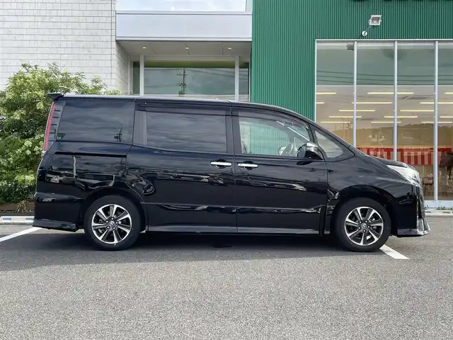トヨタ ノア Si ダブルバイビーⅢ 岡山県 2020(令2)年 3万km ブラック 純正9インチナビ　NSZT-Y68T/フルセグTV、CD、DVD、Bluetooth/AM、FM/バックカメラ/両側パワースライドドア/ビルトインETC/ロールサンシェード/前後コーナーセンサー/TVキャンセラー/トヨタセーフティセンス/・プリクラッシュセーフティ/・クリアランスソナー/・レーンディパーチャーアラート/・オートマチックハイビーム