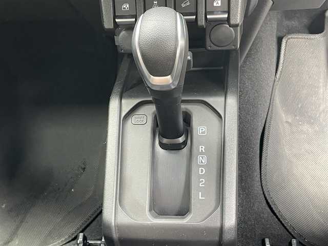 スズキ ジムニー シエラ JC 滋賀県 2024(令6)年 0.6万km ブルーイッシュブラックパール3 社外9インチナビ/【Bluetooth/CD/DVD/フルセグTV】/バックカメラ/4WD/クルーズコントロール/レーンキープアシスト/衝突軽減ブレーキ/ヒルディセントコントロール/リアソナー/LEDヘッドライト/オートマチックハイビーム/ビルトインETC/D/Nシートヒーター/リアタイヤ/社外フロアマット/プッシュスタート/スマートキー/ステアリングリモコン