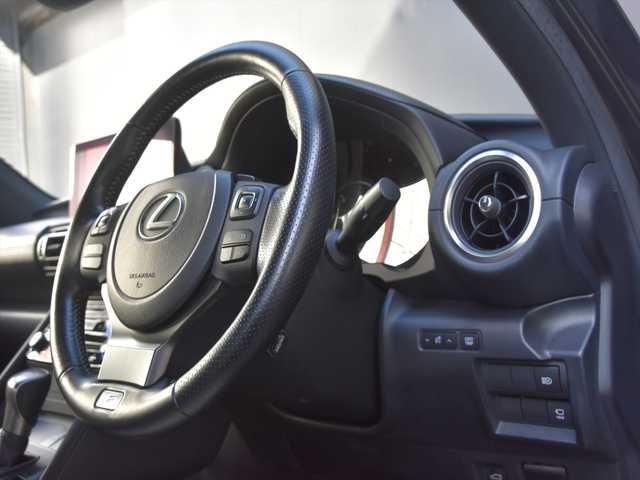 レクサス ＩＳ 300h Fスポーツ 和歌山県 2021(令3)年 4.8万km グレー レクサスセーフティー /ACC /白黒コンビ革 /純正ナビ /フルセグ /全方位カメラ /Apple carPlay /三眼LEDヘッドライト /前席パワーシート /シートヒーター /エアシート /ステアリングヒーター /オートハイビーム /ドラレコ /ETC