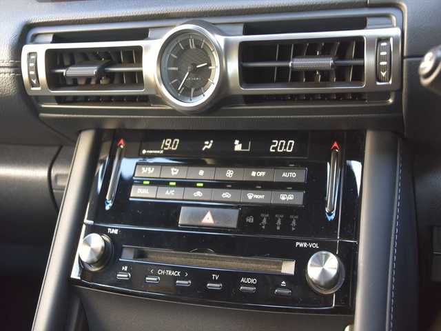 レクサス ＩＳ 300h Fスポーツ 和歌山県 2021(令3)年 4.8万km グレー レクサスセーフティー /ACC /白黒コンビ革 /純正ナビ /フルセグ /全方位カメラ /Apple carPlay /三眼LEDヘッドライト /前席パワーシート /シートヒーター /エアシート /ステアリングヒーター /オートハイビーム /ドラレコ /ETC