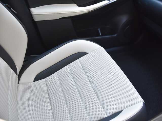 レクサス ＩＳ 300h Fスポーツ 和歌山県 2021(令3)年 4.8万km グレー レクサスセーフティー /ACC /白黒コンビ革 /純正ナビ /フルセグ /全方位カメラ /Apple carPlay /三眼LEDヘッドライト /前席パワーシート /シートヒーター /エアシート /ステアリングヒーター /オートハイビーム /ドラレコ /ETC