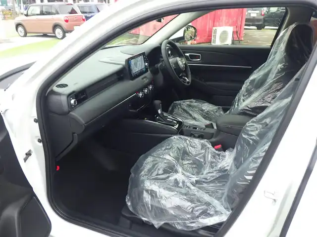 ホンダ ヴェゼル ハイブリッド e:HEV Z 千葉県 2025(令7)年 0.1千km プラチナホワイトパール e:HEV Z　4VC4AG3　Honda CONNECTディスプレー+ETC2.0車載器+ワイヤレス充電器(231000)/ホンダセンシング/・アダプティブクルーズコントロール（ACC）/・車線維持支援システム（LKAS）/・アダプティブクルーズコントロール（ACC）/・後方誤発進抑制機能/・誤発進抑制機能/パワーバックドア/ハーフレザーシート/前席シートヒーター/ホンダコネクトナビ/地デジTV/【Bluetooth接続】/【Apple CarPlay　Android Auto対応】/バックカメラ/ワイヤレス充電/革巻きステアリング/ステアリングスイッチ/ステアリングヒーター/パドルシフト/ETC（2.0）/LEDヘッドライト/フォグライト/ウインカーミラー/コーナーセンサー/純正18インチアルミホイル/サイド/カーテンエアバッグ/Honda スマートキー