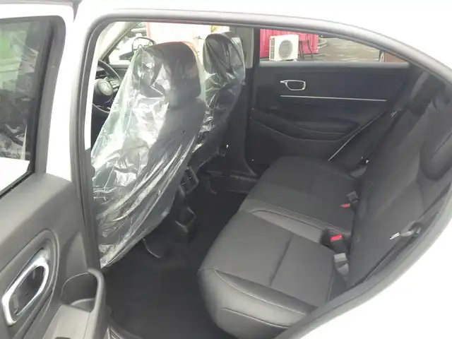 ホンダ ヴェゼル ハイブリッド e:HEV Z 千葉県 2025(令7)年 0.1千km プラチナホワイトパール e:HEV Z　4VC4AG3　Honda CONNECTディスプレー+ETC2.0車載器+ワイヤレス充電器(231000)/ホンダセンシング/・アダプティブクルーズコントロール（ACC）/・車線維持支援システム（LKAS）/・アダプティブクルーズコントロール（ACC）/・後方誤発進抑制機能/・誤発進抑制機能/パワーバックドア/ハーフレザーシート/前席シートヒーター/ホンダコネクトナビ/地デジTV/【Bluetooth接続】/【Apple CarPlay　Android Auto対応】/バックカメラ/ワイヤレス充電/革巻きステアリング/ステアリングスイッチ/ステアリングヒーター/パドルシフト/ETC（2.0）/LEDヘッドライト/フォグライト/ウインカーミラー/コーナーセンサー/純正18インチアルミホイル/サイド/カーテンエアバッグ/Honda スマートキー