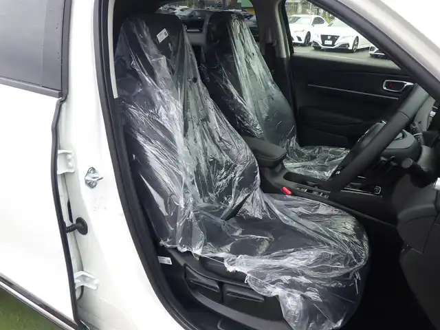 ホンダ ヴェゼル ハイブリッド e:HEV Z 千葉県 2025(令7)年 0.1千km プラチナホワイトパール e:HEV Z　4VC4AG3　Honda CONNECTディスプレー+ETC2.0車載器+ワイヤレス充電器(231000)/ホンダセンシング/・アダプティブクルーズコントロール（ACC）/・車線維持支援システム（LKAS）/・アダプティブクルーズコントロール（ACC）/・後方誤発進抑制機能/・誤発進抑制機能/パワーバックドア/ハーフレザーシート/前席シートヒーター/ホンダコネクトナビ/地デジTV/【Bluetooth接続】/【Apple CarPlay　Android Auto対応】/バックカメラ/ワイヤレス充電/革巻きステアリング/ステアリングスイッチ/ステアリングヒーター/パドルシフト/ETC（2.0）/LEDヘッドライト/フォグライト/ウインカーミラー/コーナーセンサー/純正18インチアルミホイル/サイド/カーテンエアバッグ/Honda スマートキー