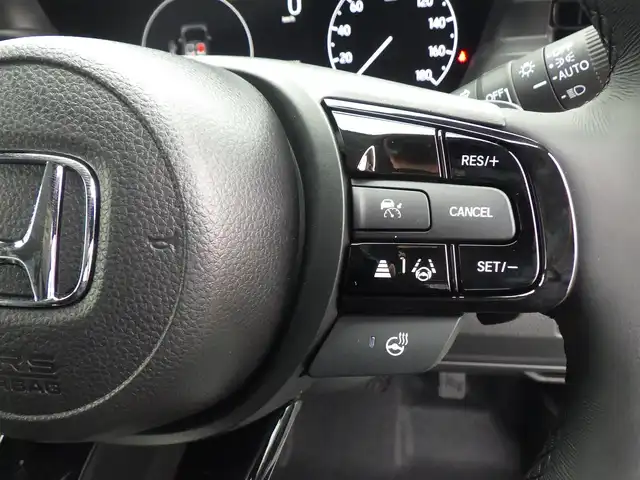 ホンダ ヴェゼル ハイブリッド e:HEV Z 千葉県 2025(令7)年 0.1千km プラチナホワイトパール e:HEV Z　4VC4AG3　Honda CONNECTディスプレー+ETC2.0車載器+ワイヤレス充電器(231000)/ホンダセンシング/・アダプティブクルーズコントロール（ACC）/・車線維持支援システム（LKAS）/・アダプティブクルーズコントロール（ACC）/・後方誤発進抑制機能/・誤発進抑制機能/パワーバックドア/ハーフレザーシート/前席シートヒーター/ホンダコネクトナビ/地デジTV/【Bluetooth接続】/【Apple CarPlay　Android Auto対応】/バックカメラ/ワイヤレス充電/革巻きステアリング/ステアリングスイッチ/ステアリングヒーター/パドルシフト/ETC（2.0）/LEDヘッドライト/フォグライト/ウインカーミラー/コーナーセンサー/純正18インチアルミホイル/サイド/カーテンエアバッグ/Honda スマートキー