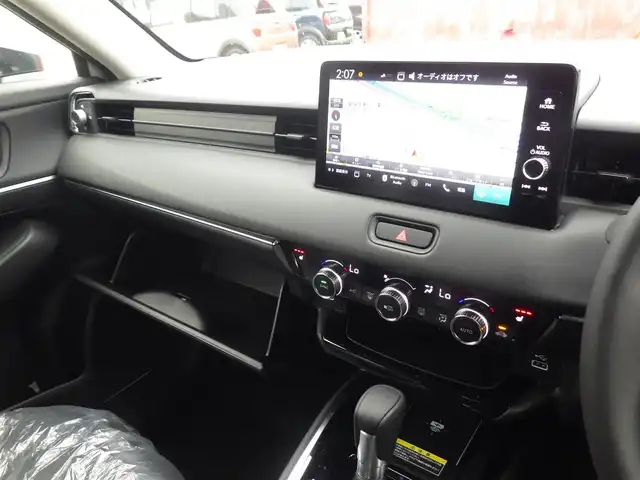 ホンダ ヴェゼル ハイブリッド e:HEV Z 千葉県 2025(令7)年 0.1千km プラチナホワイトパール e:HEV Z　4VC4AG3　Honda CONNECTディスプレー+ETC2.0車載器+ワイヤレス充電器(231000)/ホンダセンシング/・アダプティブクルーズコントロール（ACC）/・車線維持支援システム（LKAS）/・アダプティブクルーズコントロール（ACC）/・後方誤発進抑制機能/・誤発進抑制機能/パワーバックドア/ハーフレザーシート/前席シートヒーター/ホンダコネクトナビ/地デジTV/【Bluetooth接続】/【Apple CarPlay　Android Auto対応】/バックカメラ/ワイヤレス充電/革巻きステアリング/ステアリングスイッチ/ステアリングヒーター/パドルシフト/ETC（2.0）/LEDヘッドライト/フォグライト/ウインカーミラー/コーナーセンサー/純正18インチアルミホイル/サイド/カーテンエアバッグ/Honda スマートキー