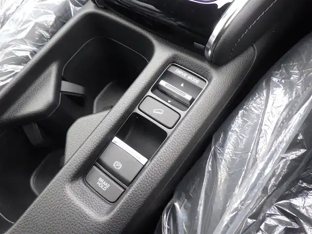 ホンダ ヴェゼル ハイブリッド e:HEV Z 千葉県 2025(令7)年 0.1千km プラチナホワイトパール e:HEV Z　4VC4AG3　Honda CONNECTディスプレー+ETC2.0車載器+ワイヤレス充電器(231000)/ホンダセンシング/・アダプティブクルーズコントロール（ACC）/・車線維持支援システム（LKAS）/・アダプティブクルーズコントロール（ACC）/・後方誤発進抑制機能/・誤発進抑制機能/パワーバックドア/ハーフレザーシート/前席シートヒーター/ホンダコネクトナビ/地デジTV/【Bluetooth接続】/【Apple CarPlay　Android Auto対応】/バックカメラ/ワイヤレス充電/革巻きステアリング/ステアリングスイッチ/ステアリングヒーター/パドルシフト/ETC（2.0）/LEDヘッドライト/フォグライト/ウインカーミラー/コーナーセンサー/純正18インチアルミホイル/サイド/カーテンエアバッグ/Honda スマートキー