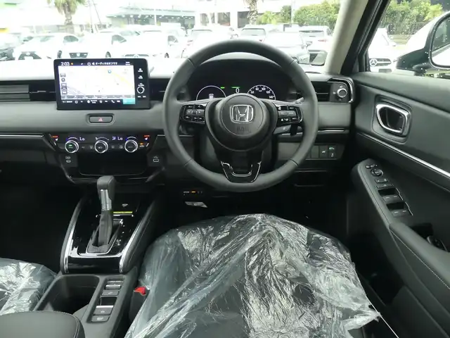 ホンダ ヴェゼル ハイブリッド e:HEV Z 千葉県 2025(令7)年 0.1千km プラチナホワイトパール e:HEV Z　4VC4AG3　Honda CONNECTディスプレー+ETC2.0車載器+ワイヤレス充電器(231000)/ホンダセンシング/・アダプティブクルーズコントロール（ACC）/・車線維持支援システム（LKAS）/・アダプティブクルーズコントロール（ACC）/・後方誤発進抑制機能/・誤発進抑制機能/パワーバックドア/ハーフレザーシート/前席シートヒーター/ホンダコネクトナビ/地デジTV/【Bluetooth接続】/【Apple CarPlay　Android Auto対応】/バックカメラ/ワイヤレス充電/革巻きステアリング/ステアリングスイッチ/ステアリングヒーター/パドルシフト/ETC（2.0）/LEDヘッドライト/フォグライト/ウインカーミラー/コーナーセンサー/純正18インチアルミホイル/サイド/カーテンエアバッグ/Honda スマートキー