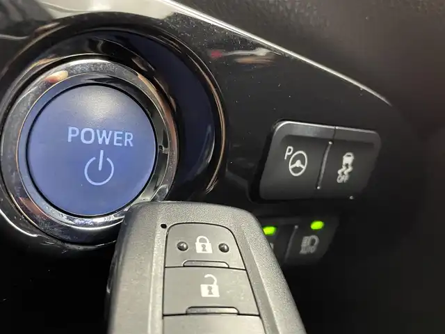 トヨタ プリウス A 宮城県 2018(平30)年 3万km シルバーM 純正ナビ/アダプティブクルーズコントロール/クリアランスソナー/ＬＥＤヘッドランプ/ヘッドアップディスプレイ/アドバンスドパーク/プリクラッシュセーフティ/BSM/レーントレーシングアシスト/オートマチックハイビーム/バックカメラ/ＥＴＣ/ドライブレコーダー/Bluetoothオーディオ/フルセグTV/禁煙車