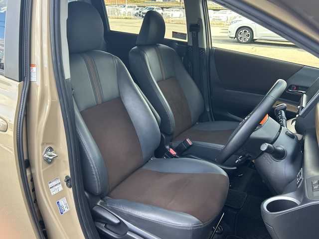 トヨタ シエンタ ハイブリッド G クエロ 富山県 2021(令3)年 8.3万km ブラックマイカ/ベージュ 2トーン 禁煙車/ディーラーオプションナビ/型式：NSZT-Y68T/【フルセグTV/CD/DVD/Bluetooth/SD】/ハーフレザー/両側パワースライドドア/三列シート/クルーズコントロール/ドライブレコーダー前後/バックカメラ/純正フロアマット/オートハイビーム/ビルトインＥＴＣ/フォグライト/LEDヘッドライト