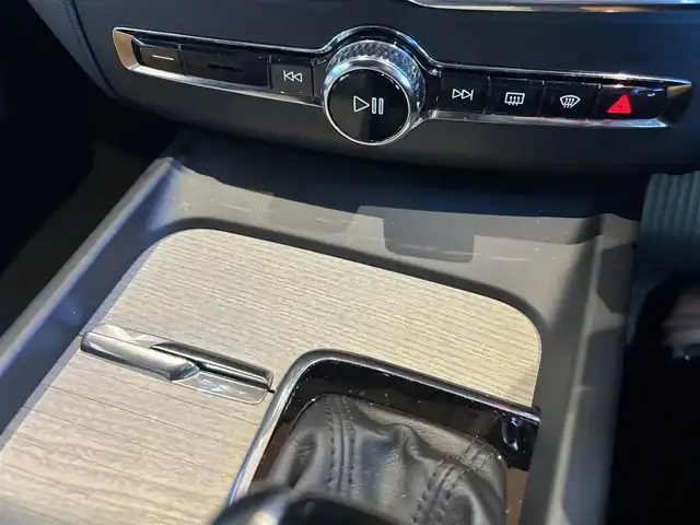 ボルボ ＸＣ６０ D4 AWD インスクリプション 宮城県 2018(平30)年 4.8万km 黒 純正ナビ/全周囲カメラ/フルセグTV/AppleCarplay/AndroidAuto/茶革シート/シートヒーター/エアシート/パワーシート/アイドリングストップ/ACC/LKA/BSM/衝突軽減ブレーキ/LEDヘッドライト/アダクティブヘッドライト/電動パーキング/オートホールド/純正19インチAw/パワーバックドア