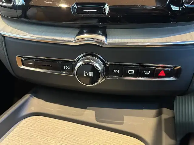 ボルボ ＸＣ６０ D4 AWD インスクリプション 宮城県 2018(平30)年 4.8万km 黒 純正ナビ/全周囲カメラ/フルセグTV/AppleCarplay/AndroidAuto/茶革シート/シートヒーター/エアシート/パワーシート/アイドリングストップ/ACC/LKA/BSM/衝突軽減ブレーキ/LEDヘッドライト/アダクティブヘッドライト/電動パーキング/オートホールド/純正19インチAw/パワーバックドア