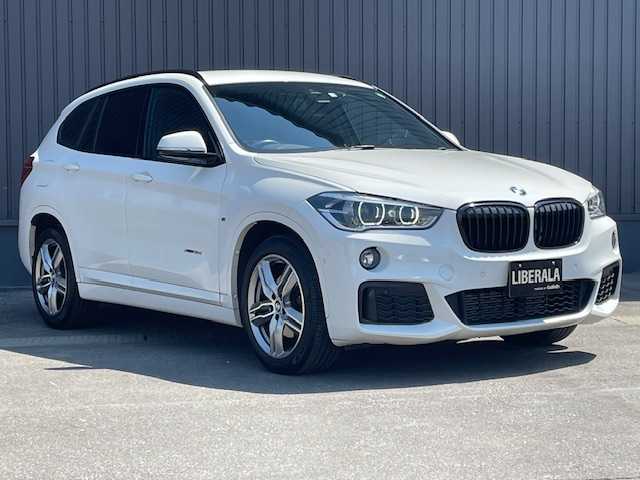 ＢＭＷ Ｘ１ xDrive 18d Mスポーツ 青森県 2018(平30)年 5.4万km アルピンホワイトⅢ 衝突軽減ブレーキ/クルーズコントロール/レーンキープ/横滑り防止/盗難防止/ダウンヒルアシスト/前後ドラレコ/パーキングアシスト/バンパーソナー/ETC/アイドリングストップ/パワーバックドア/前席シートヒーター/純正HDDナビ/（CD/DVD/USB/Bluetooth）/バックカメラ/ETC/HIDヘッドライト/フォグランプ/ブラックキドニーグリル/純正グリル有/純正17インチアルミホイール付スタッドレスタイヤ有/スペアキー×１/4WD/ABS/保証書・取説・記録簿
