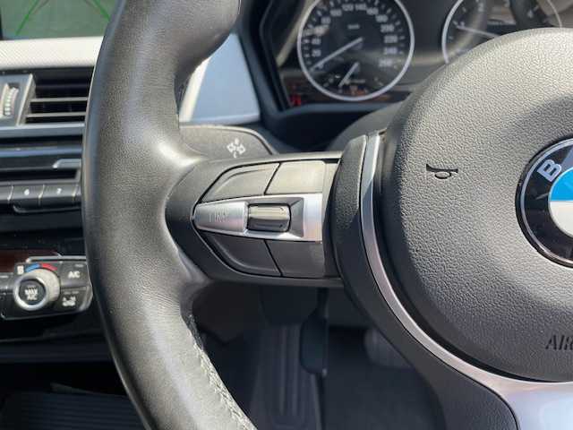 ＢＭＷ Ｘ１ xDrive 18d Mスポーツ 青森県 2018(平30)年 5.4万km アルピンホワイトⅢ 衝突軽減ブレーキ/クルーズコントロール/レーンキープ/横滑り防止/盗難防止/ダウンヒルアシスト/前後ドラレコ/パーキングアシスト/バンパーソナー/ETC/アイドリングストップ/パワーバックドア/前席シートヒーター/純正HDDナビ/（CD/DVD/USB/Bluetooth）/バックカメラ/ETC/HIDヘッドライト/フォグランプ/ブラックキドニーグリル/純正グリル有/純正17インチアルミホイール付スタッドレスタイヤ有/スペアキー×１/4WD/ABS/保証書・取説・記録簿