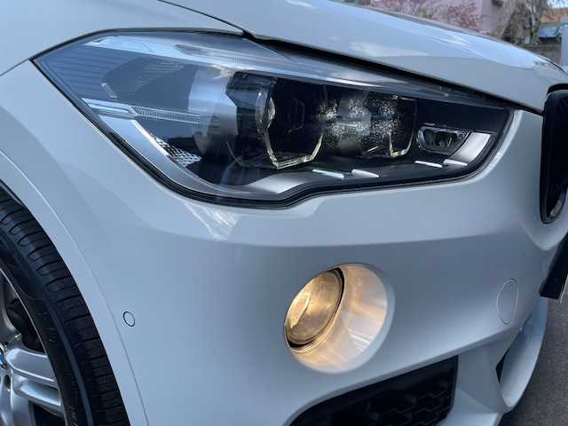 ＢＭＷ Ｘ１ xDrive 18d Mスポーツ 青森県 2018(平30)年 5.4万km アルピンホワイトⅢ 衝突軽減ブレーキ/クルーズコントロール/レーンキープ/横滑り防止/盗難防止/ダウンヒルアシスト/前後ドラレコ/パーキングアシスト/バンパーソナー/ETC/アイドリングストップ/パワーバックドア/前席シートヒーター/純正HDDナビ/（CD/DVD/USB/Bluetooth）/バックカメラ/ETC/HIDヘッドライト/フォグランプ/ブラックキドニーグリル/純正グリル有/純正17インチアルミホイール付スタッドレスタイヤ有/スペアキー×１/4WD/ABS/保証書・取説・記録簿