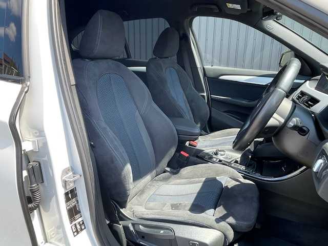 ＢＭＷ Ｘ１ xDrive 18d Mスポーツ 青森県 2018(平30)年 5.4万km アルピンホワイトⅢ 衝突軽減ブレーキ/クルーズコントロール/レーンキープ/横滑り防止/盗難防止/ダウンヒルアシスト/前後ドラレコ/パーキングアシスト/バンパーソナー/ETC/アイドリングストップ/パワーバックドア/前席シートヒーター/純正HDDナビ/（CD/DVD/USB/Bluetooth）/バックカメラ/ETC/HIDヘッドライト/フォグランプ/ブラックキドニーグリル/純正グリル有/純正17インチアルミホイール付スタッドレスタイヤ有/スペアキー×１/4WD/ABS/保証書・取説・記録簿