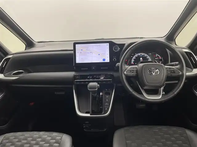 トヨタ ヴォクシー S－Z 千葉県 2022(令4)年 2.8万km アティチュードブラックマイカ 禁煙車/12.1インチフリップダウンモニター　後席モニター/トヨタセーフティセンス/・LDA　レーンディパーチャーアラート　レーンキープ/・PDA　プロアクティブドライビングアシスト/・PCS　プリクラッシュセーフティ　衝突軽減/・PKSB　パーキングサポートブレーキ/・コーナーセンサー/・BSM　ブラインドスポットモニター/両側電動ドア　両側パワースライドドア/快適利便パッケージ/・2列目オットマン/・2列目シートヒーター/・パワーバックドア　電動リアゲート/・ハンドルヒーター　ステアリングヒーター/ユニバーサルステップ/純正10.5インチディスプレイオーディオ/・ディスプレイオーディオplus/・ナビ機能/フルセグTV/CD・DVD/USB入力/HDMI入力/・アラウンドビュー　全方位カメラ/・ビルトインETC2.0/レーダークルーズコントロール/三眼LEDヘッドライト/フォグランプ/オートライト/オートハイビーム/ハーフレザーシート/前席/2列目シートヒーター/純正17インチアルミホイール/革巻きステアリング/ステアリングリモコン/電動パーキングブレーキ