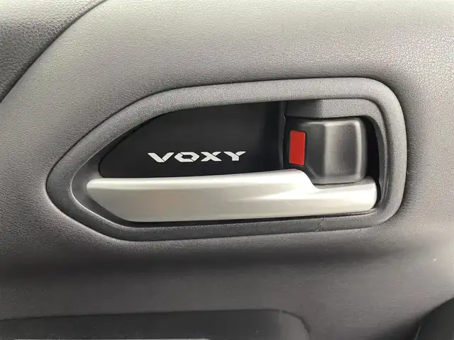 トヨタ ヴォクシー S－Z 千葉県 2022(令4)年 2.8万km アティチュードブラックマイカ 禁煙車/12.1インチフリップダウンモニター　後席モニター/トヨタセーフティセンス/・LDA　レーンディパーチャーアラート　レーンキープ/・PDA　プロアクティブドライビングアシスト/・PCS　プリクラッシュセーフティ　衝突軽減/・PKSB　パーキングサポートブレーキ/・コーナーセンサー/・BSM　ブラインドスポットモニター/両側電動ドア　両側パワースライドドア/快適利便パッケージ/・2列目オットマン/・2列目シートヒーター/・パワーバックドア　電動リアゲート/・ハンドルヒーター　ステアリングヒーター/ユニバーサルステップ/純正10.5インチディスプレイオーディオ/・ディスプレイオーディオplus/・ナビ機能/フルセグTV/CD・DVD/USB入力/HDMI入力/・アラウンドビュー　全方位カメラ/・ビルトインETC2.0/レーダークルーズコントロール/三眼LEDヘッドライト/フォグランプ/オートライト/オートハイビーム/ハーフレザーシート/前席/2列目シートヒーター/純正17インチアルミホイール/革巻きステアリング/ステアリングリモコン/電動パーキングブレーキ