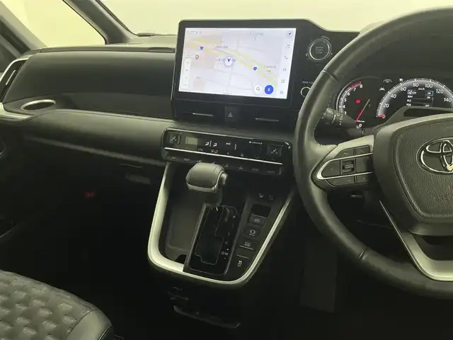 トヨタ ヴォクシー S－Z 千葉県 2022(令4)年 2.8万km アティチュードブラックマイカ 禁煙車/12.1インチフリップダウンモニター　後席モニター/トヨタセーフティセンス/・LDA　レーンディパーチャーアラート　レーンキープ/・PDA　プロアクティブドライビングアシスト/・PCS　プリクラッシュセーフティ　衝突軽減/・PKSB　パーキングサポートブレーキ/・コーナーセンサー/・BSM　ブラインドスポットモニター/両側電動ドア　両側パワースライドドア/快適利便パッケージ/・2列目オットマン/・2列目シートヒーター/・パワーバックドア　電動リアゲート/・ハンドルヒーター　ステアリングヒーター/ユニバーサルステップ/純正10.5インチディスプレイオーディオ/・ディスプレイオーディオplus/・ナビ機能/フルセグTV/CD・DVD/USB入力/HDMI入力/・アラウンドビュー　全方位カメラ/・ビルトインETC2.0/レーダークルーズコントロール/三眼LEDヘッドライト/フォグランプ/オートライト/オートハイビーム/ハーフレザーシート/前席/2列目シートヒーター/純正17インチアルミホイール/革巻きステアリング/ステアリングリモコン/電動パーキングブレーキ