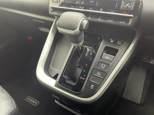 トヨタ ヴォクシー S－Z 千葉県 2022(令4)年 2.8万km アティチュードブラックマイカ 禁煙車/12.1インチフリップダウンモニター　後席モニター/トヨタセーフティセンス/・LDA　レーンディパーチャーアラート　レーンキープ/・PDA　プロアクティブドライビングアシスト/・PCS　プリクラッシュセーフティ　衝突軽減/・PKSB　パーキングサポートブレーキ/・コーナーセンサー/・BSM　ブラインドスポットモニター/両側電動ドア　両側パワースライドドア/快適利便パッケージ/・2列目オットマン/・2列目シートヒーター/・パワーバックドア　電動リアゲート/・ハンドルヒーター　ステアリングヒーター/ユニバーサルステップ/純正10.5インチディスプレイオーディオ/・ディスプレイオーディオplus/・ナビ機能/フルセグTV/CD・DVD/USB入力/HDMI入力/・アラウンドビュー　全方位カメラ/・ビルトインETC2.0/レーダークルーズコントロール/三眼LEDヘッドライト/フォグランプ/オートライト/オートハイビーム/ハーフレザーシート/前席/2列目シートヒーター/純正17インチアルミホイール/革巻きステアリング/ステアリングリモコン/電動パーキングブレーキ