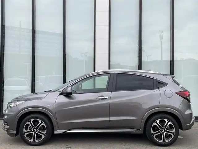 ホンダ ヴェゼル ハイブリッド Z ホンダセンシング 大阪府 2019(令1)年 6.7万km スーパープラチナグレーメタリック 純正ナビ　/  フルセグTV/CD/DVD/Bluetooth/USB/バックモニター/衝突軽減ブレーキ/横滑り防止装置/前席シートヒーター/レーダークルーズコントロール/レーンキープアシスト/ステアリングスイッチ/アイドリングストップ/純正17インチアルミホイール/純正フロアマット/プッシュスタート/スマートキー/ルーフレール/ＥＴＣ/ＬＥＤライト