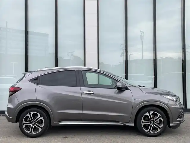 ホンダ ヴェゼル ハイブリッド Z ホンダセンシング 大阪府 2019(令1)年 6.7万km スーパープラチナグレーメタリック 純正ナビ　/  フルセグTV/CD/DVD/Bluetooth/USB/バックモニター/衝突軽減ブレーキ/横滑り防止装置/前席シートヒーター/レーダークルーズコントロール/レーンキープアシスト/ステアリングスイッチ/アイドリングストップ/純正17インチアルミホイール/純正フロアマット/プッシュスタート/スマートキー/ルーフレール/ＥＴＣ/ＬＥＤライト