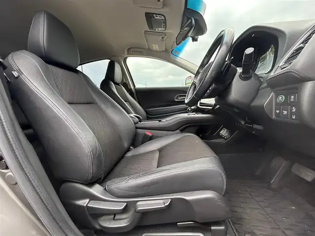 ホンダ ヴェゼル ハイブリッド Z ホンダセンシング 大阪府 2019(令1)年 6.7万km スーパープラチナグレーメタリック 純正ナビ　/  フルセグTV/CD/DVD/Bluetooth/USB/バックモニター/衝突軽減ブレーキ/横滑り防止装置/前席シートヒーター/レーダークルーズコントロール/レーンキープアシスト/ステアリングスイッチ/アイドリングストップ/純正17インチアルミホイール/純正フロアマット/プッシュスタート/スマートキー/ルーフレール/ＥＴＣ/ＬＥＤライト