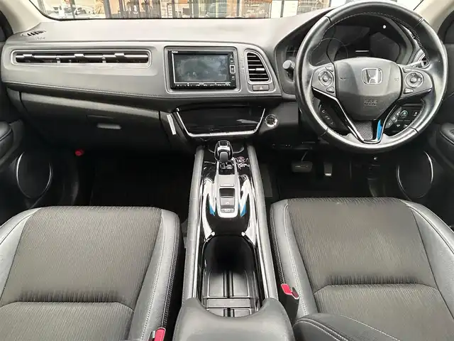 ホンダ ヴェゼル ハイブリッド Z ホンダセンシング 大阪府 2019(令1)年 6.7万km スーパープラチナグレーメタリック 純正ナビ　/  フルセグTV/CD/DVD/Bluetooth/USB/バックモニター/衝突軽減ブレーキ/横滑り防止装置/前席シートヒーター/レーダークルーズコントロール/レーンキープアシスト/ステアリングスイッチ/アイドリングストップ/純正17インチアルミホイール/純正フロアマット/プッシュスタート/スマートキー/ルーフレール/ＥＴＣ/ＬＥＤライト