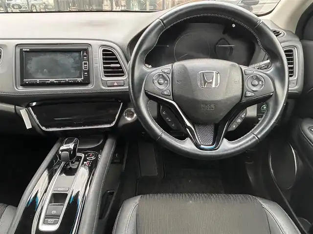 ホンダ ヴェゼル ハイブリッド Z ホンダセンシング 大阪府 2019(令1)年 6.7万km スーパープラチナグレーメタリック 純正ナビ　/  フルセグTV/CD/DVD/Bluetooth/USB/バックモニター/衝突軽減ブレーキ/横滑り防止装置/前席シートヒーター/レーダークルーズコントロール/レーンキープアシスト/ステアリングスイッチ/アイドリングストップ/純正17インチアルミホイール/純正フロアマット/プッシュスタート/スマートキー/ルーフレール/ＥＴＣ/ＬＥＤライト