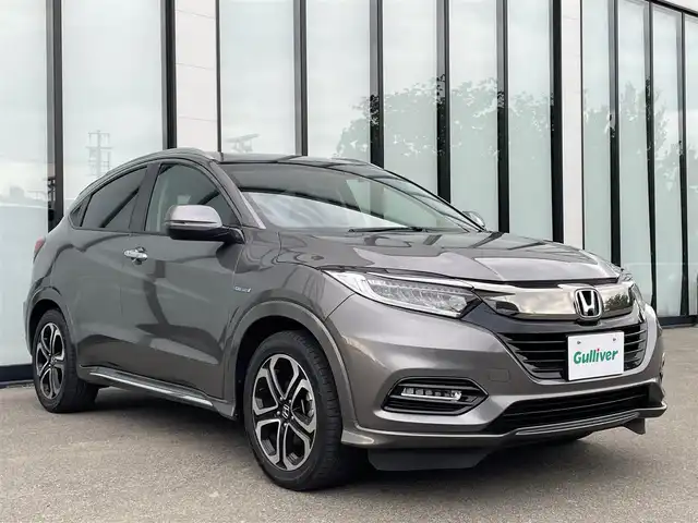 ホンダ ヴェゼル ハイブリッド Z ホンダセンシング 大阪府 2019(令1)年 6.7万km スーパープラチナグレーメタリック 純正ナビ　/  フルセグTV/CD/DVD/Bluetooth/USB/バックモニター/衝突軽減ブレーキ/横滑り防止装置/前席シートヒーター/レーダークルーズコントロール/レーンキープアシスト/ステアリングスイッチ/アイドリングストップ/純正17インチアルミホイール/純正フロアマット/プッシュスタート/スマートキー/ルーフレール/ＥＴＣ/ＬＥＤライト