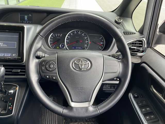 トヨタ ヴォクシー ZS 愛知県 2014(平26)年 5.5万km ブラッキッシュアゲハガラスフレーク 純正SD９型ナビ/フリップダウンモニター/両側パワースライドドア/フルセグ/CD/DVD/Bluetooth/バックカメラ/純正アルミホイール/LEDヘッドライト/リアオートエアコン/オートライト/ETC/ステアリングスイッチ/スマートキー/プッシュスタート