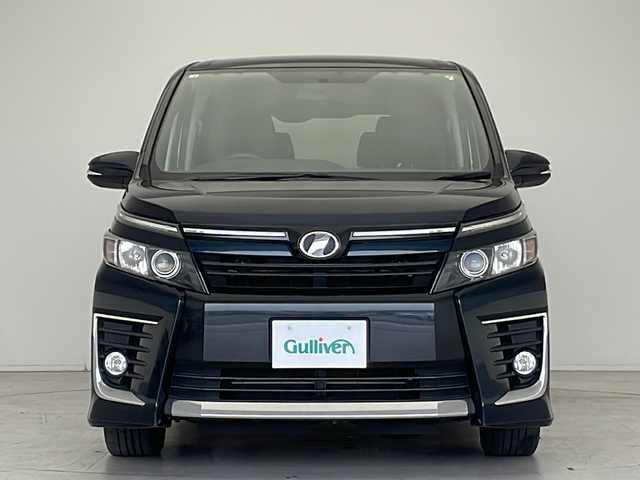 トヨタ ヴォクシー ZS 愛知県 2014(平26)年 5.5万km ブラッキッシュアゲハガラスフレーク 純正SD９型ナビ/フリップダウンモニター/両側パワースライドドア/フルセグ/CD/DVD/Bluetooth/バックカメラ/純正アルミホイール/LEDヘッドライト/リアオートエアコン/オートライト/ETC/ステアリングスイッチ/スマートキー/プッシュスタート