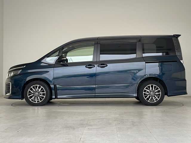 トヨタ ヴォクシー ZS 愛知県 2014(平26)年 5.5万km ブラッキッシュアゲハガラスフレーク 純正SD９型ナビ/フリップダウンモニター/両側パワースライドドア/フルセグ/CD/DVD/Bluetooth/バックカメラ/純正アルミホイール/LEDヘッドライト/リアオートエアコン/オートライト/ETC/ステアリングスイッチ/スマートキー/プッシュスタート