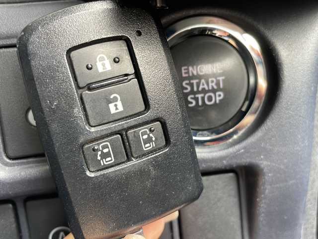 トヨタ ヴォクシー ZS 愛知県 2014(平26)年 5.5万km ブラッキッシュアゲハガラスフレーク 純正SD９型ナビ/フリップダウンモニター/両側パワースライドドア/フルセグ/CD/DVD/Bluetooth/バックカメラ/純正アルミホイール/LEDヘッドライト/リアオートエアコン/オートライト/ETC/ステアリングスイッチ/スマートキー/プッシュスタート
