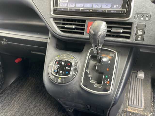 トヨタ ヴォクシー ZS 愛知県 2014(平26)年 5.5万km ブラッキッシュアゲハガラスフレーク 純正SD９型ナビ/フリップダウンモニター/両側パワースライドドア/フルセグ/CD/DVD/Bluetooth/バックカメラ/純正アルミホイール/LEDヘッドライト/リアオートエアコン/オートライト/ETC/ステアリングスイッチ/スマートキー/プッシュスタート