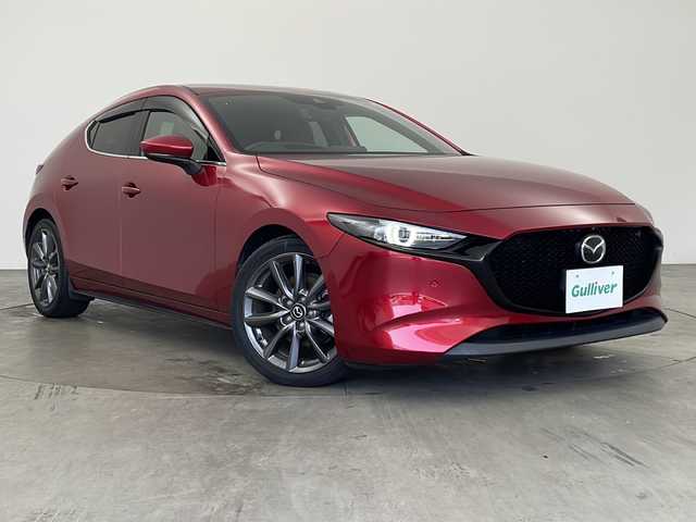 マツダ マツダ３ファストバック XD バーガンディセレクション 兵庫県 2020(令2)年 5万km ソウルレッドクリスタルM ・純正SDナビ/　Bluetoothオーディオ/　CD/DVD再生/　USB接続/　フルセグテレビ/・i-ACTIVSENSE/・アイドリングストップ/・アラウンドビューモニター/・ビルドインETC/・レーダークルーズコントロール/・衝突被害軽減システム/・純正フロアマット/・メモリーパワーシート（運転席）/・シートヒーター（運転席・助手席）/・純正18インチアルミホイール/・革巻きステアリング/・ステアリングヒーター/・ステアリングスイッチ/・電動パーキングブレーキ/・オートブレーキホールド/・LEDオートライト/・オートマチックハイビーム/・ABS/・横滑り防止機能/・前後コーナーセンサー/・盗難防止装置/・W＋サイドエアバック/・カーテンエアバック/・スマートキー/・アイドリングストップ/・AACエアコン