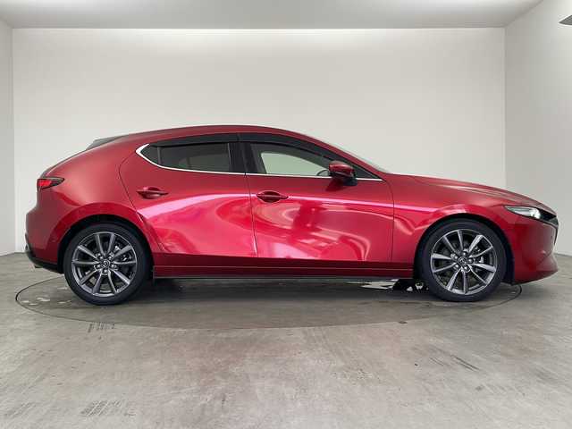 マツダ マツダ３ファストバック XD バーガンディセレクション 兵庫県 2020(令2)年 5万km ソウルレッドクリスタルM ・純正SDナビ/　Bluetoothオーディオ/　CD/DVD再生/　USB接続/　フルセグテレビ/・i-ACTIVSENSE/・アイドリングストップ/・アラウンドビューモニター/・ビルドインETC/・レーダークルーズコントロール/・衝突被害軽減システム/・純正フロアマット/・メモリーパワーシート（運転席）/・シートヒーター（運転席・助手席）/・純正18インチアルミホイール/・革巻きステアリング/・ステアリングヒーター/・ステアリングスイッチ/・電動パーキングブレーキ/・オートブレーキホールド/・LEDオートライト/・オートマチックハイビーム/・ABS/・横滑り防止機能/・前後コーナーセンサー/・盗難防止装置/・W＋サイドエアバック/・カーテンエアバック/・スマートキー/・アイドリングストップ/・AACエアコン